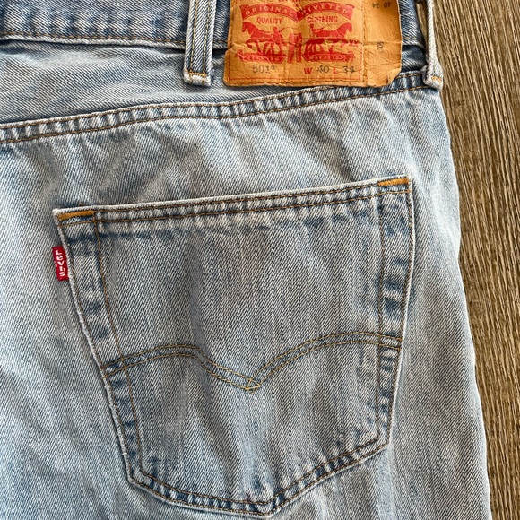MID WASH LEVI JEANS - Picture 2 of 2
